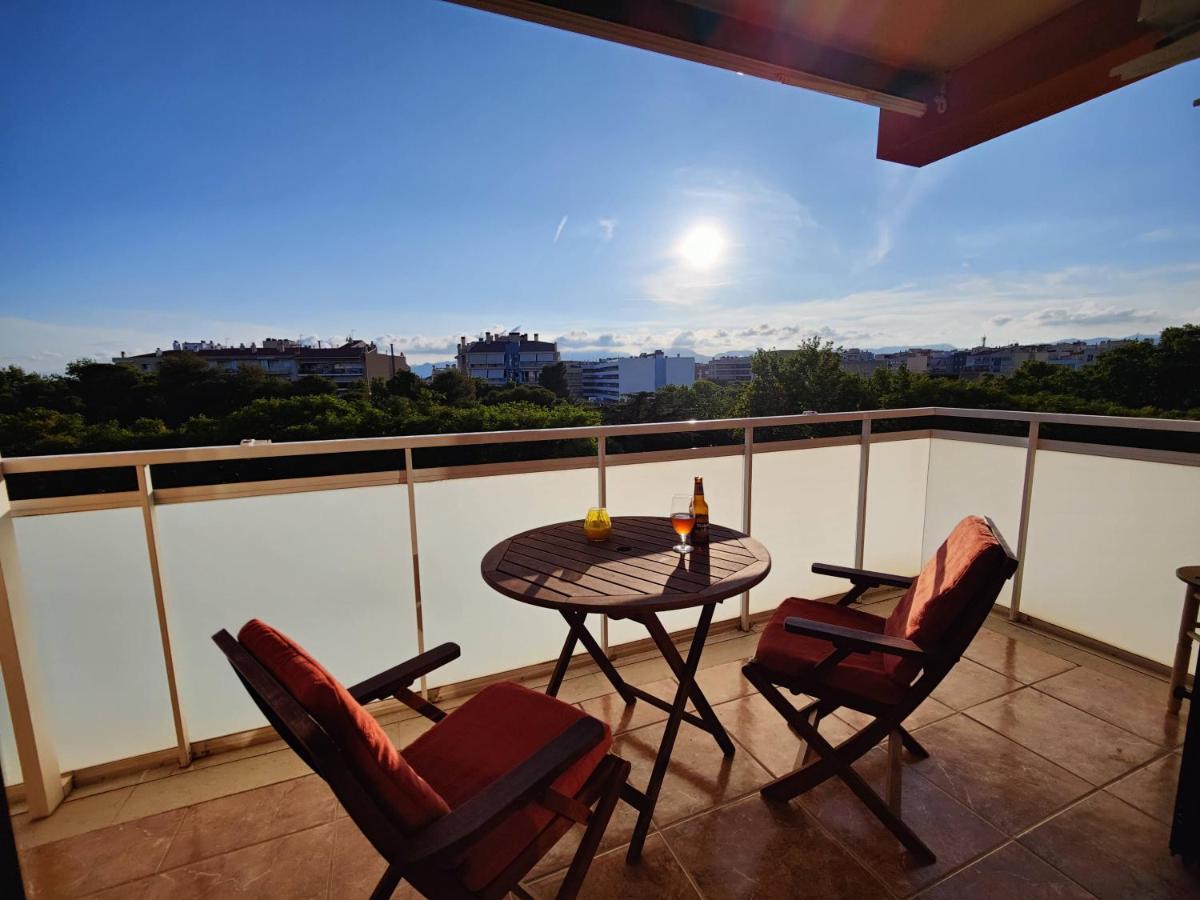 Sunny Flat With Balcony And Sea Views Lägenhet Cambrils Exteriör bild